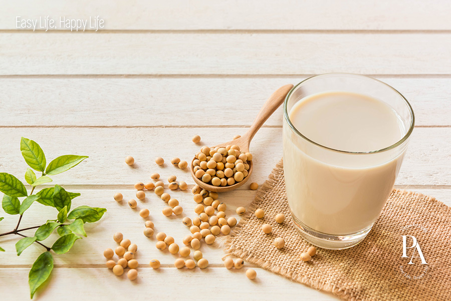 Sữa đậu nành nằm trong danh sách tổng hợp các loại sữa hạt cực tốt cho sức khỏe nên bổ sung hàng ngày.